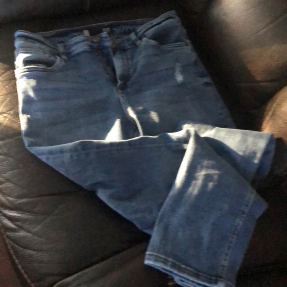 Kut Rachel crop denim.  Fits big. - Picture 2 of 2